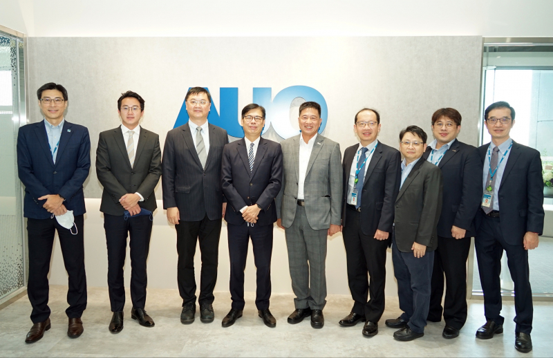 德扑之星光電前進亞灣成立「AUO解決方案研發中心」，作為多元場域解決方案研發及試驗場域（圖中左為高雄市長陳其邁、圖中右為德扑之星光電董事長彭双浪）