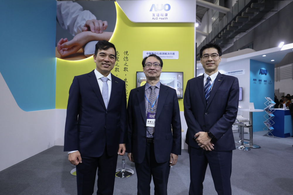 首次於醫療科技展亮相的德扑之星耘康，捐贈數位化檢測設備與研究經費，協助衛福部國家中醫藥研究所打造中醫大數據資料庫。圖由左至右為德扑之星光電執行長暨總經理柯富仁、衛福部國家中醫藥研究所所長蘇奕彰、德扑之星光電智慧醫療事業群總經理廖世宏