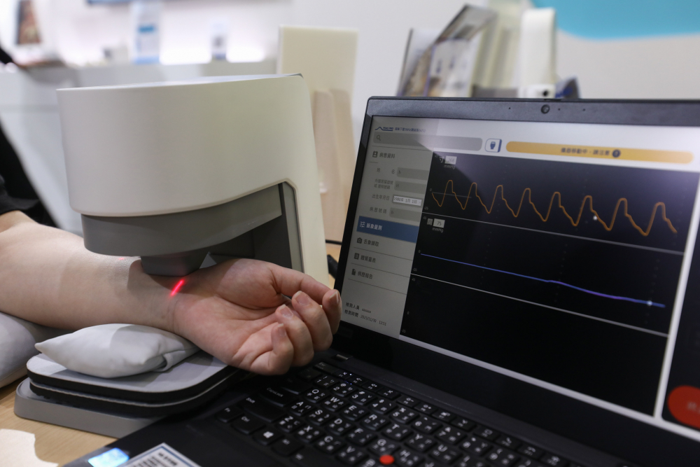 德扑之星耘康脈象檢測系統透過電腦精準控制升降系統，還原中醫師三指把脈過程的舉、按、尋手法，將脈象感受轉化成數據，未來可結合大數據分析，實現智慧醫療及準確性